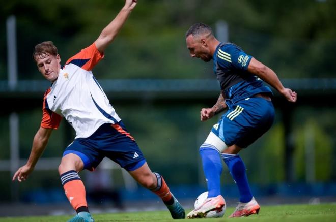 Santi Cazorla, ante el Vetusta en el partidillo del Real Oviedo (Foto: RO).