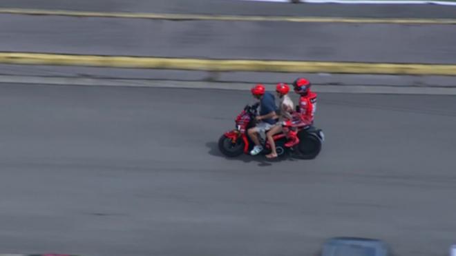 Los padres de Bagnaia, con Marc Márquez en Brno (Foto: DAZN).