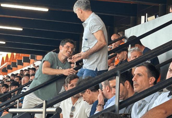 Hugo Guillamón en la grada