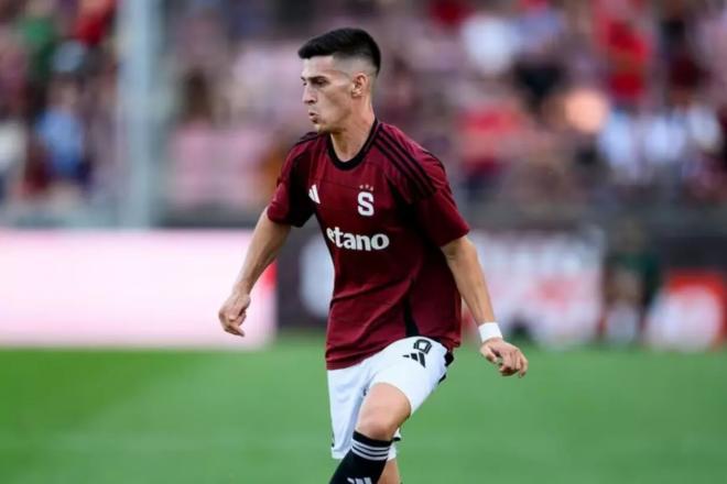 Imanol García de Albéniz, durante un partido con el Sparta Praha.