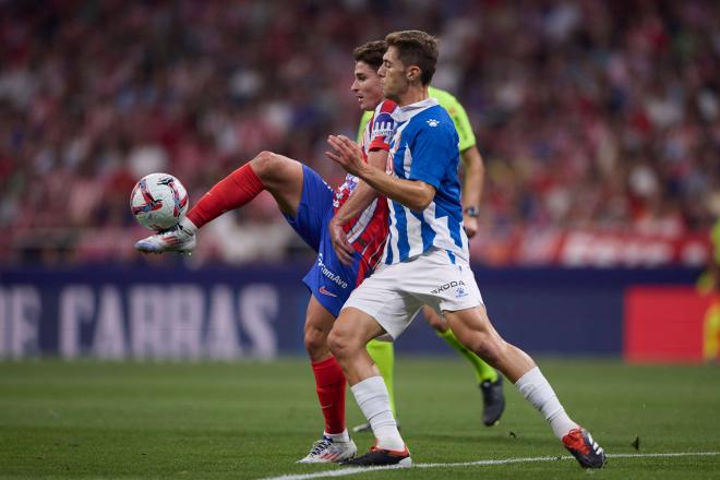 José Gragera pelea con Julián Álvarez en el Atlético-Espanyol (Foto: Cordon Press).