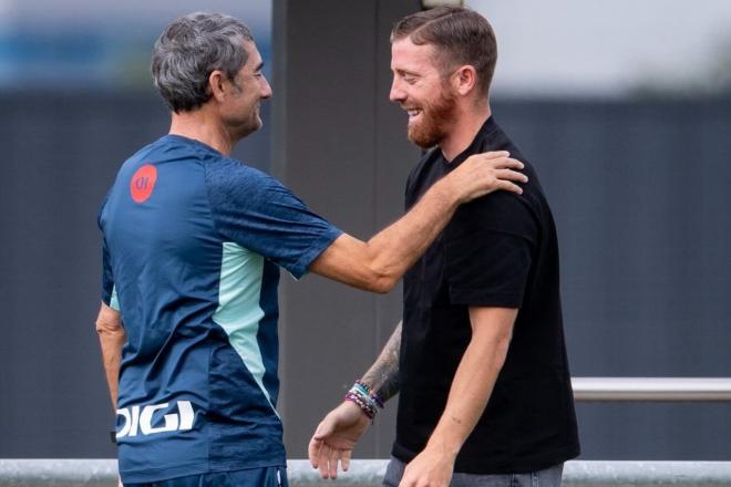 Ernesto Valverde saluda a Iker Muniain, de visita en Lezama (Foto: Athletic Club).