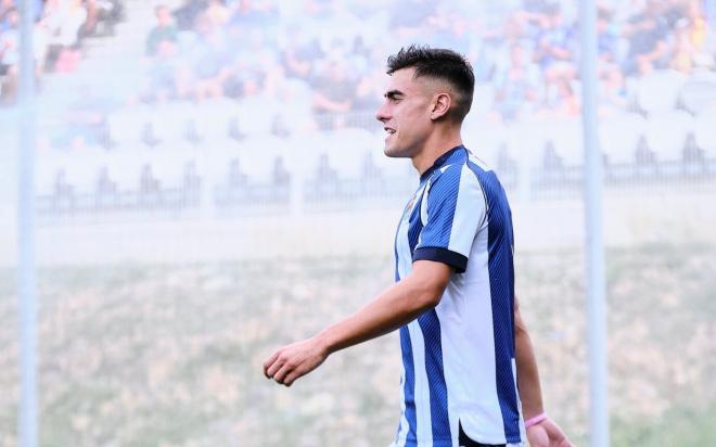 Ander Barrenetxea salta al campo en el Real Sociedad-Pau (Foto: RSO).