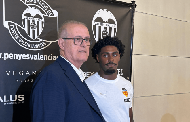 Thierry Rendall en la Agrupación de Peñas junto a su presidente, Fede Sagreras