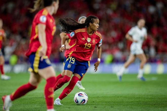Vicky López controla la pelota durante el España-Suiza (Foto: Cordon Press).