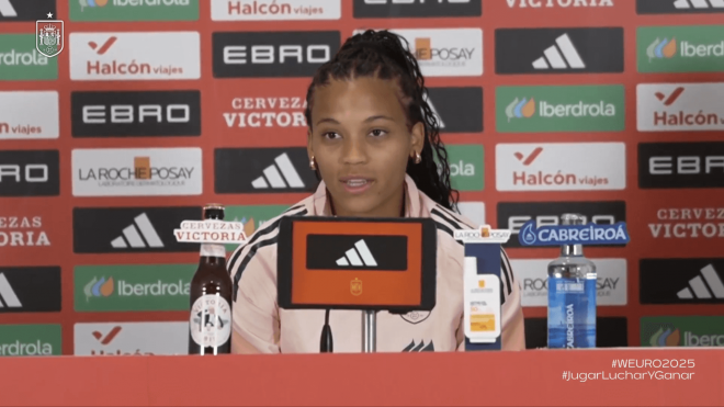 Vicky López, en rueda de prensa con la selección española.