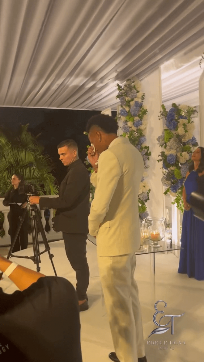 Militao emocionado al ver entrar a su pareja en la boda (Instagram: @tainamilitao)