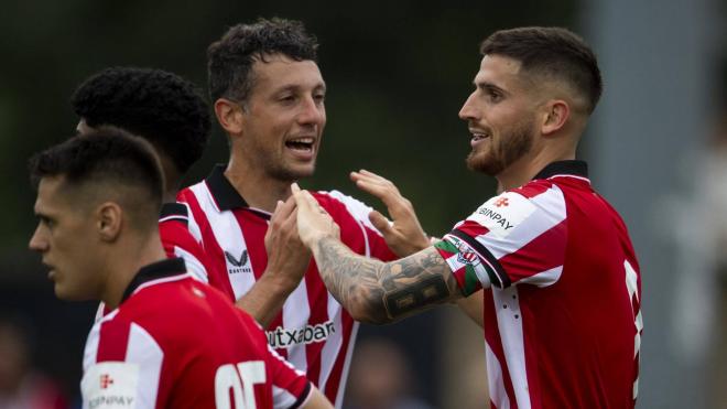 Mikel Vesga y Oihan Sancet celebran el gol del Athletic-Ponferradina (Foto: ATH).