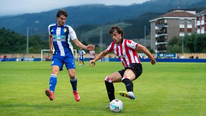 Unai Gómez, de lateral izquierdo en Urritxe en pretemporada contra la Ponferradina (Foto: Athletic Club).