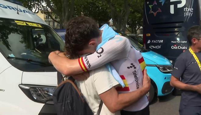 Iván Romeo se abraza con su padre llorando tras no ganar en Carcasona.