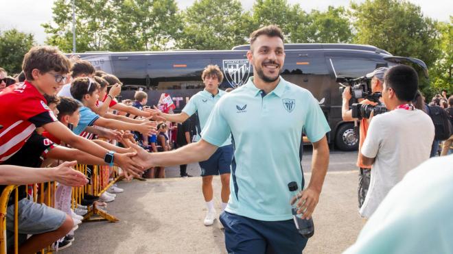 Aitor Paredes y Unai Gómez saludan a los aficionados rojiblancos al bajar del autobús para un partido (Foto: Athletic Club).