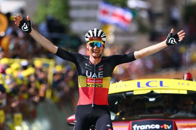 Tim Wellens celebra su victoria en la etapa 15 del Tour 2025 (Foto: Cordon Press).