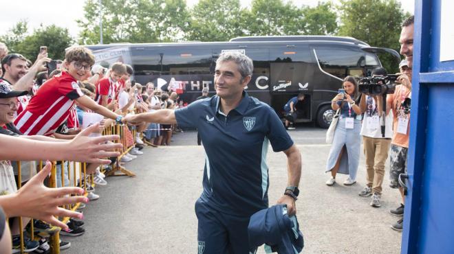 Ernesto Valverde saluda a los aficionados rojiblancos en un desplazamiento (Foto: Athletic Club).