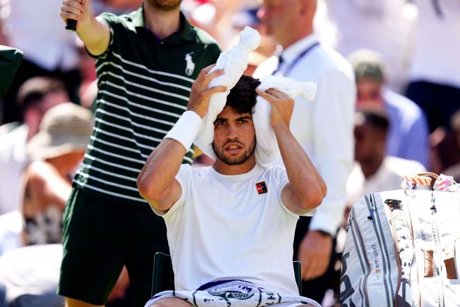 Carlos Alcaraz descansa entre puntos de la final de Wimbledon (Foto: CordonPress).