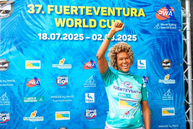 Sarah-Quita Offringa celebra el Mundial ganado en Fuerteventura.