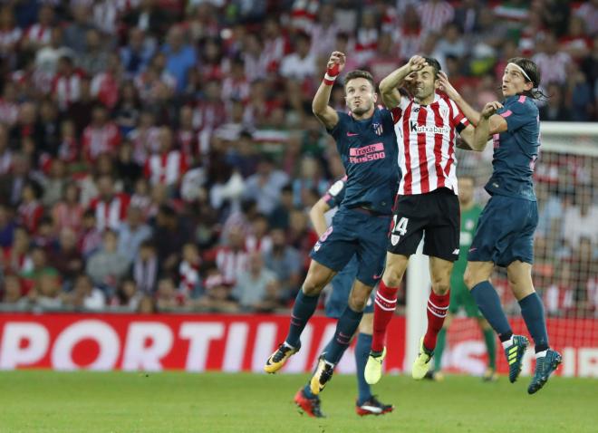 Filipe Luis y Saúl Ñíguez en San Mamés (Cordon Press)