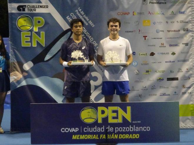 Iñaki Montes y Fajing Sun posan tras su gran éxito en Pozoblanco.