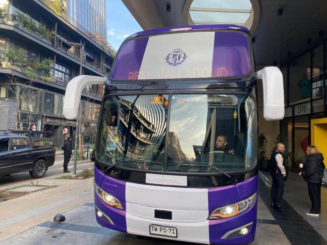 Autobús del Real Valladolid en su llegada a Chile.