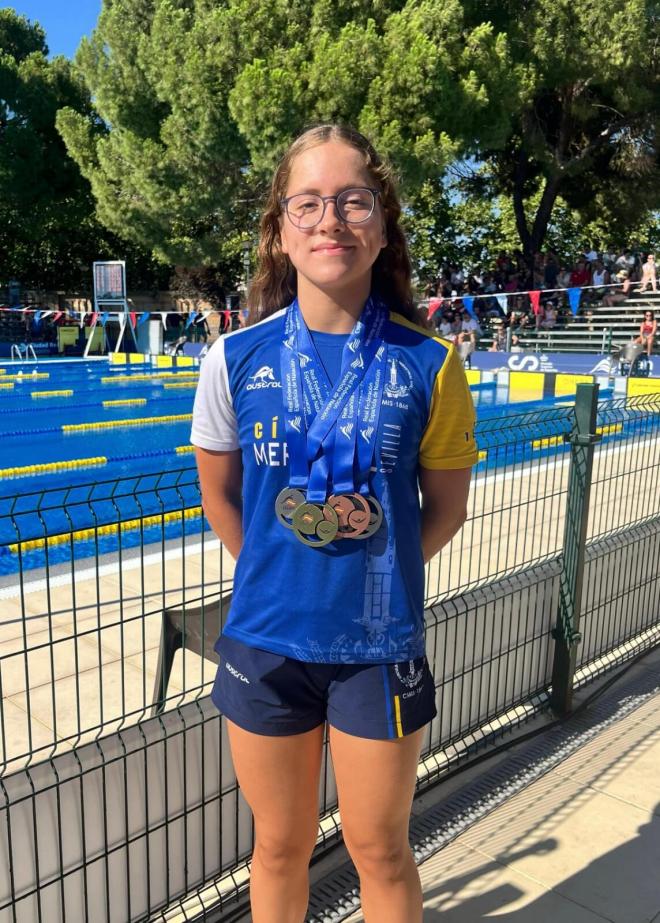 Rebeca Probert, del Círculo Mercantil, posa con sus cinco medallas conquistadas.