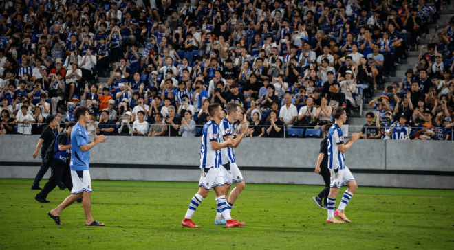 Los jugadores de la Real aplauden tras el partido (FOTO: Real Sociedad).