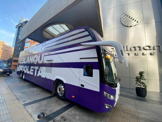 El autobús del Real Valladolid en Chile, personalizado de manera idéntica por Colo Colo.
