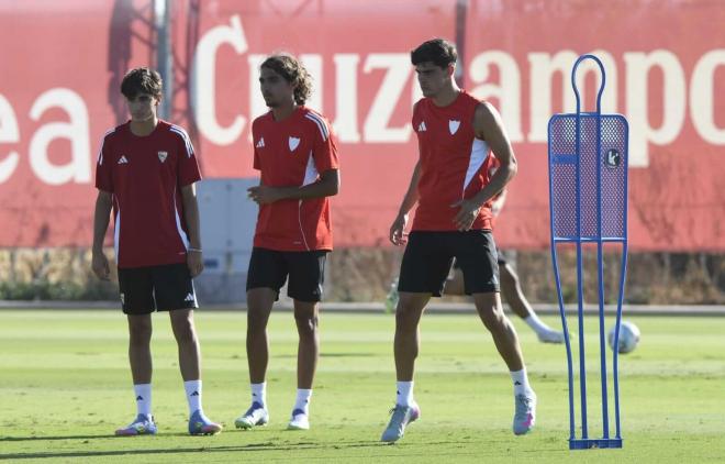 Juanlu Sánchez, con su hermano Carlos en un entrenamiento del Sevilla (Foto: Kiko Hurtado).