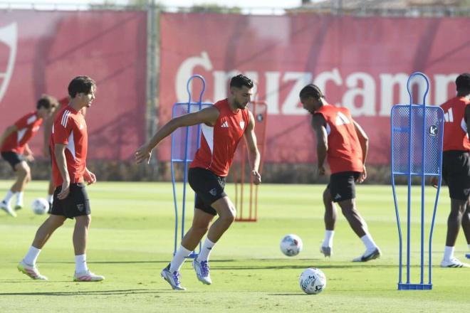 Rafa Mir, en un entrenamiento del Sevilla de pretemporada (Foto: Kiko Hurtado).