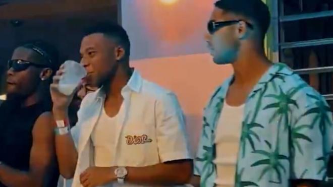 Mbappé junto a Achraf en el concierto de Bad Bunny (Foto: Vídeo 'X)