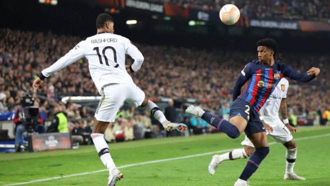 Balde en una acción contra Rashford (Foto: Cordon Press)