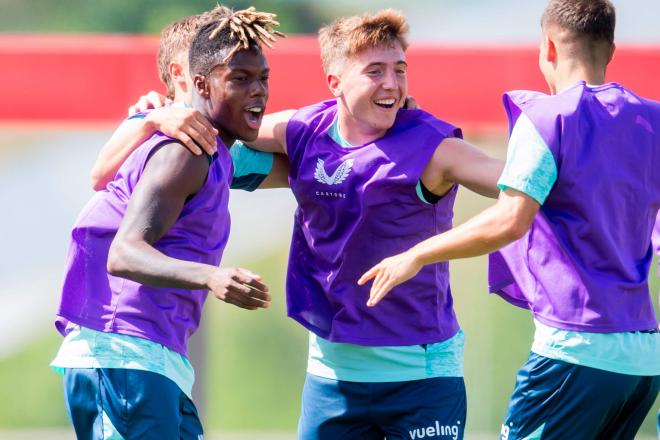 Risas de Nico Williams y Mikel Jauregizar en Lezama (Foto. Athletic Club).