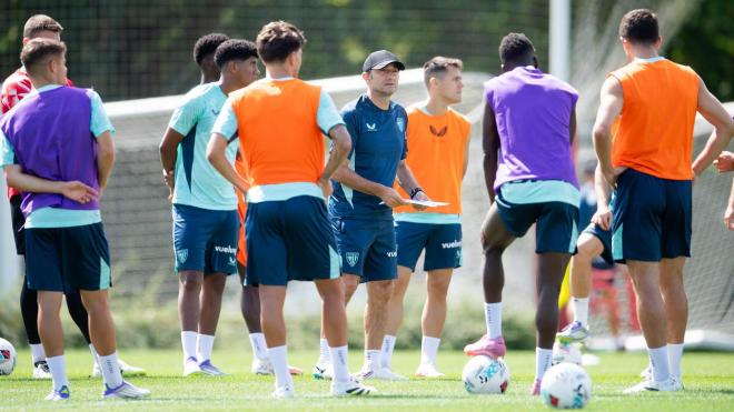 Ernesto Valverde da instrucciones a su equipo en Lezama (Foto: Athletic Club).