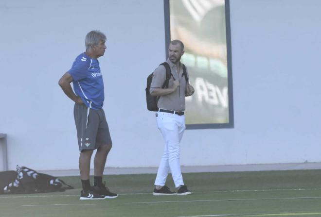 La charla de Pellegrini y Manu Fajardo en el entrenamiento del Betis (Foto: Kiko Hurtado)