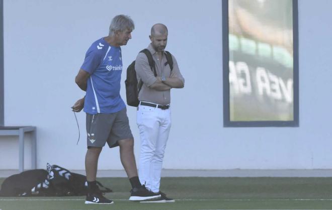 La charla de Pellegrini y Manu Fajardo en el entrenamiento del Betis (Foto: Kiko Hurtado)