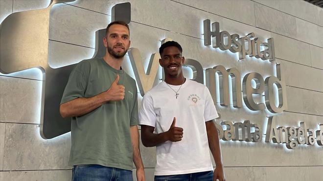 Pau López y Junior pasan el reconocimiento (Foto: Kiko Hurtado)