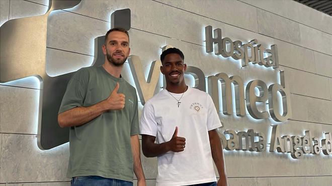 Pau López y Junior Firpo pasan el reconocimiento médico con el Betis (Foto: Kiko Hurtado)