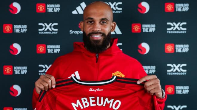 Bryan Mbeumo posa como nuevo jugador del United (Foto: Manchester United).