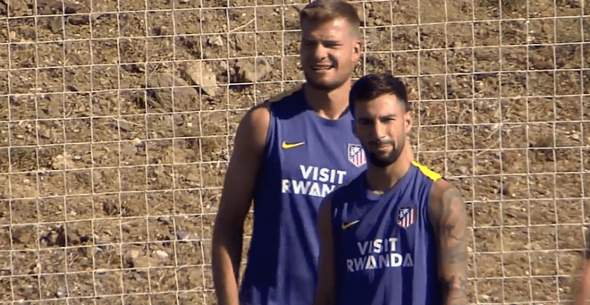 Baena, junto a Sorloth (Foto: ElDesamrque)
