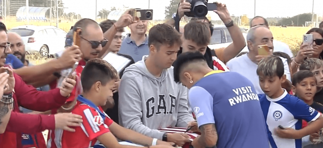 Thiago Almada se para a firmar autógrafos (Foto: ElDesamrque)