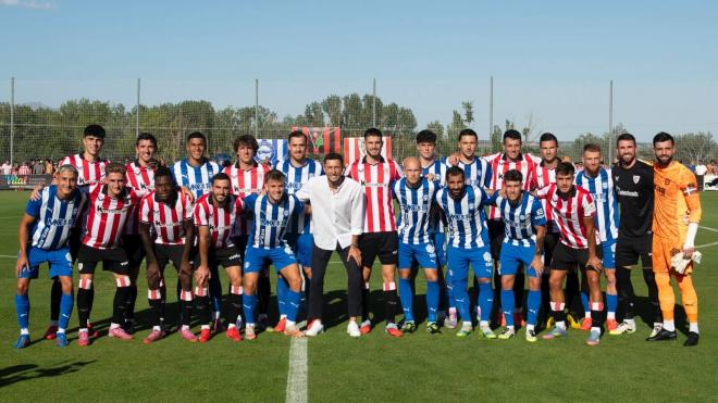 Homenaje a Oscar de Marcos ante el Alavés en Laguardia (Foto: Athletic Club).