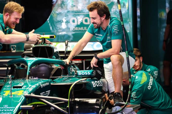 Fernando Alonso charla con su equipo de mecánicos (Europa Press)