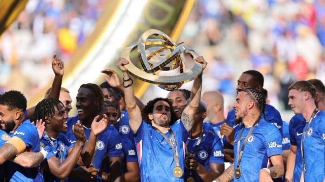 Cucurella levanta el trofeo (Foto: Cordon Press)