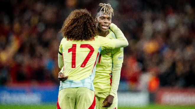 Cucurella se abraza con Nico Williams (Foto: Cordon Press)