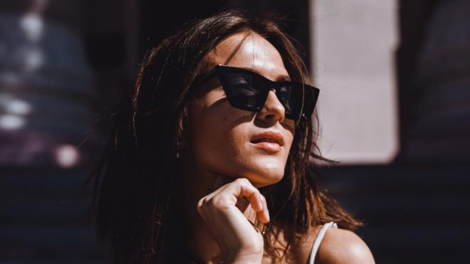 Mujer posando con gafas de sol (Foto: Freepik)