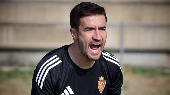 Gabi Fernández da instrucciones en pretemporada (Foto: Real Zaragoza).