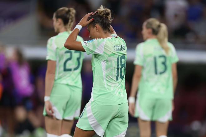 Arianna Caruso se lamenta tras un gol de Inglaterra a Italia en la Euro 2025 (Foto: Cordon Press).