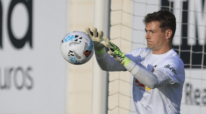 Julen Agirrezabala debutará en el Valencia - Leganés (Foto: EFE)