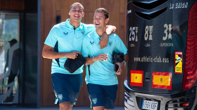 Maroan Sannadi y Guruzeta, camino del autobús en Lezama (Foto: Athletic Club).