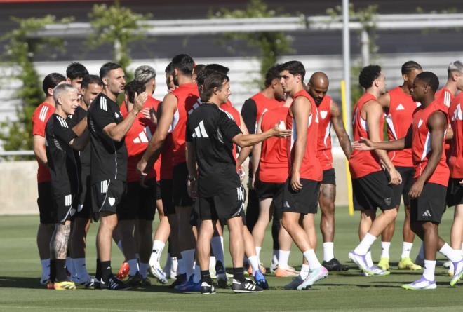 Matías Almeyda y Juanlu Sánchez, en el entrenamiento del Sevilla (Foto: Kiko Hurtado).