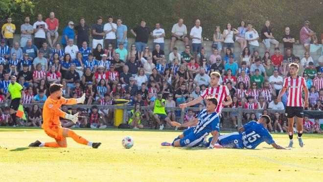 Robert Navarro, ante el Alavés en Laguardia (Foto: Athletic Club).