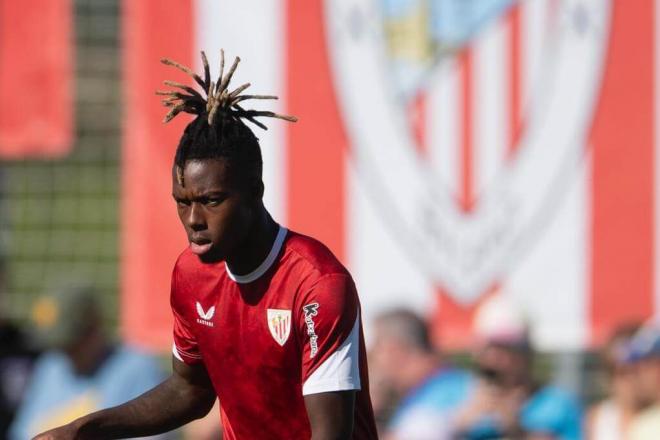 Nico Williams calienta para jugar ante el Deportivo Alavés en Laguardia (Foto: Athletic Club).